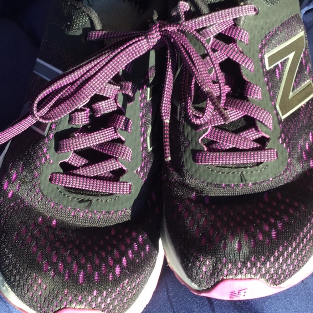 New balance tennis shoes travel vacay walk Sunday brunch farmer’s market garden - Picture 3 of 7